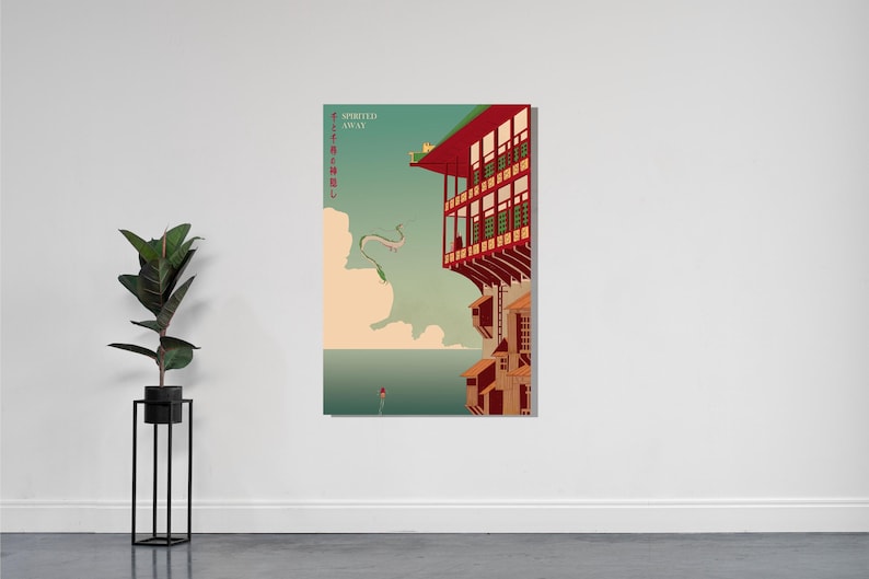 Puede incluir: Un p&oacute;ster con una ilustraci&oacute;n estilizada de la pel&iacute;cula de animaci&oacute;n "El viaje de Chihiro". La obra representa un edificio con tejado rojo y balcones, una criatura con forma de drag&oacute;n y una figura en el mar, sobre un fondo turquesa y beige.