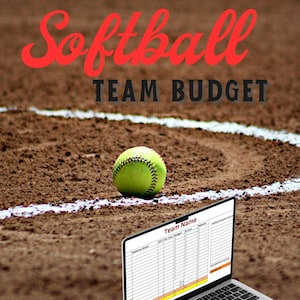 Può includere: Un computer portatile con un foglio di calcolo di budget per una squadra di softball, su un campo da baseball con una palla da softball verde. Il testo "Softball Team Budget" è in cima all'immagine.