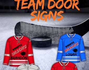 Pode incluir: Quatro camisolas de hóquei com designs diferentes. As camisolas são vermelhas, azuis, cinzas e vermelhas. As camisolas têm o texto "Winnipeg Wildcats" e os nomes "Brandon", "Logan" e "Winnipeg Wildcats" nelas. As camisolas estão sobre uma superfície branca com um taco de hóquei e um disco no fundo. O texto "CUSTOM TEAM DOOR SIGNS" está na parte superior da imagem.