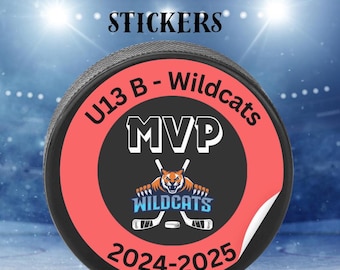 Pode incluir: Um adesivo de disco de hóquei preto e vermelho com o texto "U13 B - Wildcats MVP 2024-2025". Um logotipo de mascote de tigre com o texto "Wildcats" está no centro do adesivo.