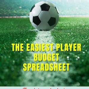Può includere: Un pallone da calcio si trova su un campo verde con una linea bianca che attraversa il centro. Il testo "THE EASIEST PLAYER BUDGET SPREADSHEET" è in lettere gialle. Sotto il testo si trova la frase "Track team budget with up to 20 players" in lettere rosse.