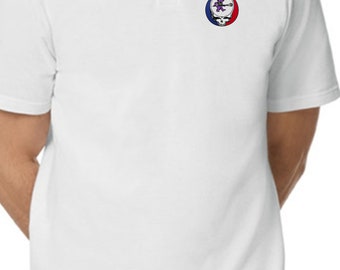 Tanzender Bär mit Lacrosse Stick und Grateful Dead Steal Your Face Polo-Shirt