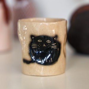 手作りの陶器製黒猫マグカップ。手描きの動物のコーヒーマグ。ウォーターカップ。取っ手のないエスプレッソマグ。彼女へのプレゼント。新築祝いのギフト。