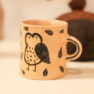 Taza de cerámica hecha a mano con forma de pájaro/hoja. Taza de café de animales pintada a mano. Taza de café expreso. Regalos para ella. Regalo de inauguración de la casa. Taza de pequeña capacidad.