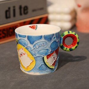 Taza de cerámica hecha a mano. Taza de café de frutas y cerdos pintada a mano. Taza de agua de té. Taza personalizada con asa. Regalos para ella. Regalos de inauguración de la casa.