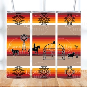 Puede incluir: Tres vasos de acero inoxidable de 20 onzas con un diseño del suroeste. Los vasos presentan un patrón geométrico en tonos de rojo, naranja, amarillo y marrón. Cada vaso tiene una escena diferente: un molino de viento, un vaquero montando a caballo y una cabaña de troncos.