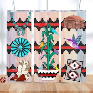 Pode incluir: Três designs diferentes para um copo com padrões inspirados na cultura nativa americana. O primeiro design apresenta um colar turquesa, um broche turquesa e um par de mocassins vermelhos. O segundo design apresenta uma espiga de milho com pássaros coloridos e uma tigela branca com padrões geométricos vermelhos e pretos. O terceiro apresenta uma casa tradicional nativa americana, um beija-flor e um padrão geométrico cinza e vermelho.