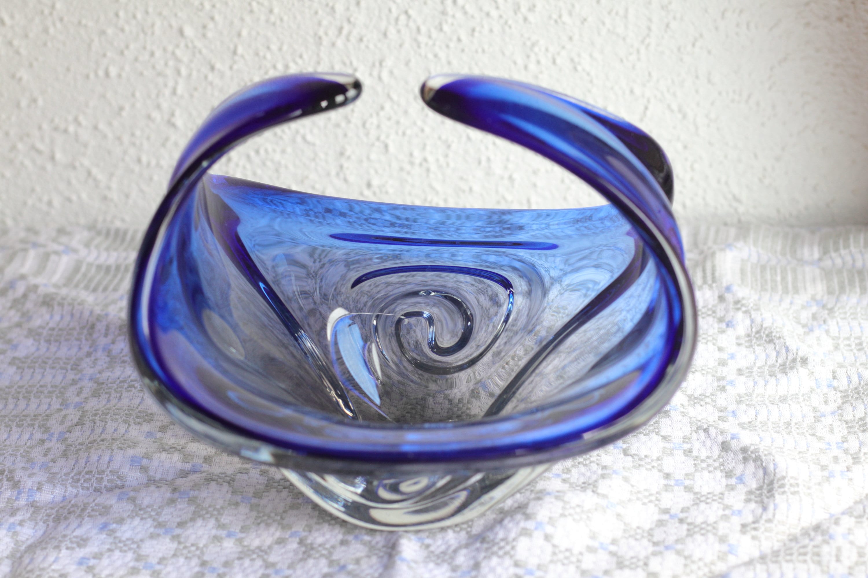 ヴィンテージムラーノスタイルの青いガラスボウル：曲線的なフルーツ