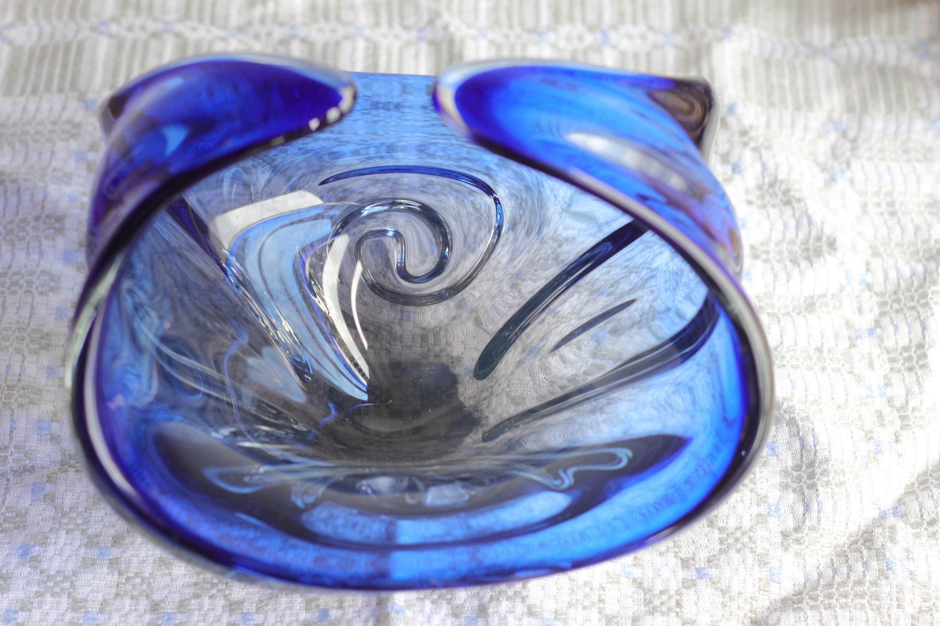 ヴィンテージムラーノスタイルの青いガラスボウル：曲線的なセンター