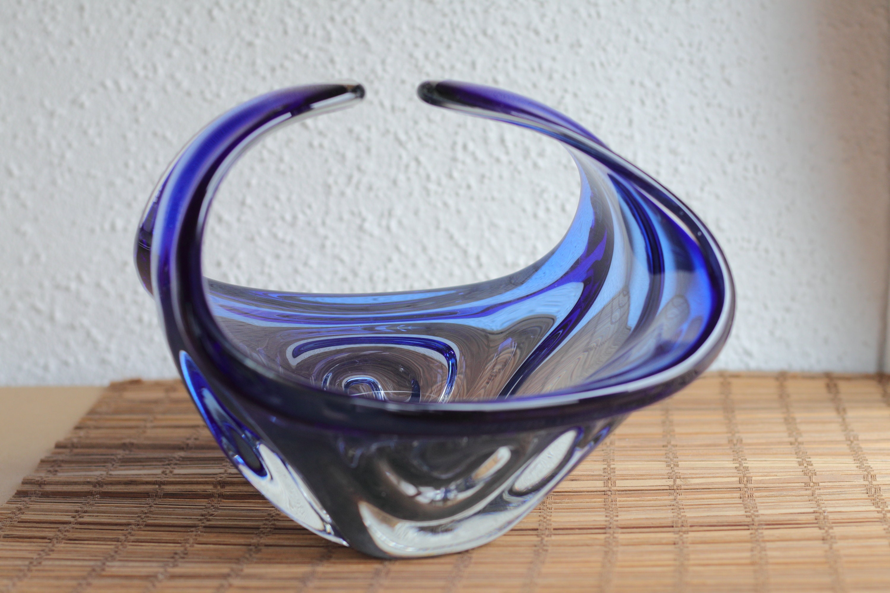 ヴィンテージムラーノスタイルの青いガラスボウル：曲線的なセンター