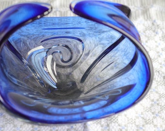 ヴィンテージムラーノスタイルの青いガラスボウル：曲線的なセンター