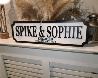 Può includere: Segno in legno bianco e nero con il testo "Spike & Sophie Fidanzati 1 gennaio 2024".
