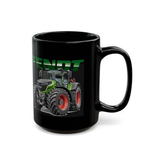 Puede incluir: Taza de cerámica negra con una ilustración de tractor verde y negro y la palabra "FENDT" en letras verdes.