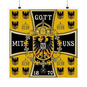 Puede incluir: Una bandera amarilla con una cruz negra y un águila negra en el centro. El águila sostiene un escudo con una cruz roja. La bandera también tiene las palabras "Gott mit uns" y "1870".