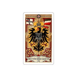 Può includere: Un'illustrazione vintage dello stemma imperiale tedesco, che presenta un'aquila nera con uno scudo rosso e dettagli dorati. L'aquila è circondata da un bordo decorativo con il testo "Kriegsflagge" e "Handelsflagge" sopra e "Deutsches Reich" sotto.