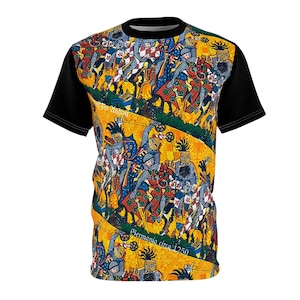 Puede incluir: Camiseta negra con un estampado de tapiz medieval colorido con caballeros a caballo. La impresión incluye el texto "Germania circa 1250".