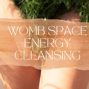 Op de afbeelding: Een close-up van iemands benen met een lichtbruine aquarel achtergrond die over de afbeelding heen ligt. De tekst "WOMB SPACE ENERGY CLEANSING" is in wit op de achtergrond geschreven.