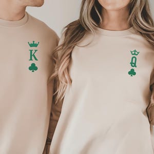 Sweat-shirt brodé assorti Reine et Roi de trèfle, sweat à capuche avec couronne de trèfle et carte à jouer irlandaise verte pour la Saint-Patrick
