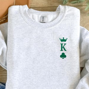 Sweat-shirt brodé Roi de trèfle pour la Saint-Patrick, motif couronne de cartes à jouer irlandaises vertes, tenue de bar de poker porte-bonheur pour homme