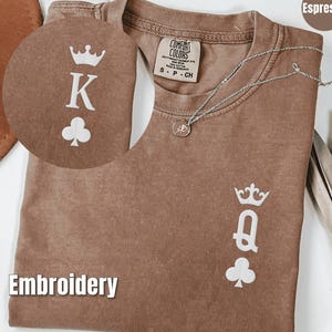 Besticktes Kreuzkönig-Shirt für Paare, passende Spielkarten-Krone-Kleeblatt-T-Shirt in Komfortfarben, individuelles Lucky Poker Bar Outfit