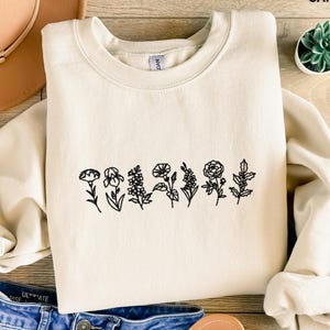 Geborduurd geboortemaandbloemensweatshirt, gepersonaliseerde ronde halstrui met geboortebloemen voor het gezin, verjaardagscadeau voor moeder