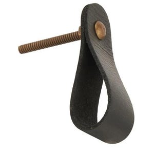 Peut inclure: Poignée de tiroir en cuir noir avec une vis en laiton et un bouton en laiton. Le cuir est plié pour former une boucle.