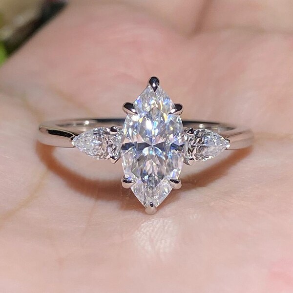 Marquise und Pear Cut Farblose Moissanite Ring mit drei Steinen.