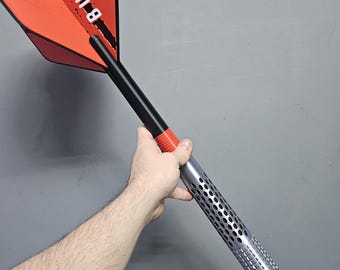 Könnte beinhalten: Ein Dartpfeil mit roter und schwarzer Flugfläche, auf der in Weiß "BULLET" steht. Der Dartpfeil hat einen silbernen Schaft mit perforiertem Design und einen schwarzen Schaft. Der Hintergrund ist grau.