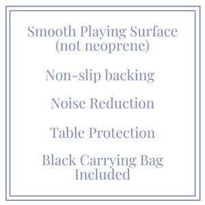 Puede incluir: Un letrero rectangular con un borde morado claro y texto a juego. El texto incluye "Superficie de juego lisa (no neopreno)," "Respaldo antideslizante," "Reducci&oacute;n de ruido," "Protecci&oacute;n de mesa" y "Bolsa de transporte negra incluida."