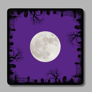 K&ouml;nnte beinhalten: Ein quadratischer Untersetzer mit einem leuchtend violetten Hintergrund und einem gro&szlig;en, zentrierten wei&szlig;en Vollmond. Der Rand ist mit einem schwarzen Silhouettenmuster aus kahlen B&auml;umen, Grabsteinen und Eisenz&auml;unen verziert.