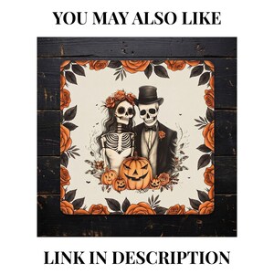 K&ouml;nnte beinhalten: Ein quadratischer Untersetzer mit einer Illustration von zwei Skeletten in Hochzeitskleidung, umgeben von einem Rand aus orangefarbenen Rosen und Bl&auml;ttern. Die Skelette stehen hinter drei geschnitzten K&uuml;rbissen.