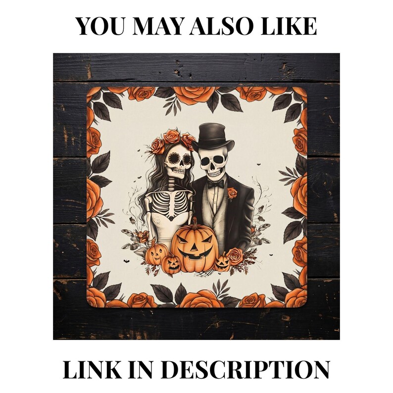 K&ouml;nnte beinhalten: Ein quadratischer Untersetzer mit einer Illustration von zwei Skeletten in Hochzeitskleidung, umgeben von einem Rand aus orangefarbenen Rosen und Bl&auml;ttern. Die Skelette stehen hinter drei geschnitzten K&uuml;rbissen.