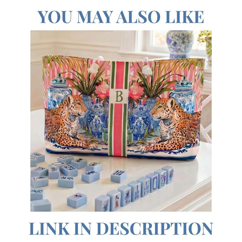 Puede incluir: Un bolso tote con un dise&ntilde;o colorido con leopardos, jarrones azules y blancos y follaje tropical. El bolso tiene una franja rosa y verde con la letra "B". La imagen tambi&eacute;n incluye fichas de mahjong azules. El texto dice "YOU MAY ALSO LIKE" y "LINK IN DESCRIPTION".