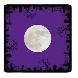 K&ouml;nnte beinhalten: Ein quadratischer Untersetzer mit einem leuchtend violetten Hintergrund und einem gro&szlig;en, zentrierten wei&szlig;en Vollmond. Der Rand ist mit einem schwarzen Silhouettenmuster eines Friedhofs verziert, inklusive Grabsteinen, kahlen B&auml;umen und Z&auml;unen.