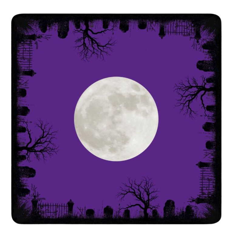 K&ouml;nnte beinhalten: Ein quadratischer Untersetzer mit einem leuchtend violetten Hintergrund und einem gro&szlig;en, zentrierten wei&szlig;en Vollmond. Der Rand ist mit einem schwarzen Silhouettenmuster eines Friedhofs verziert, inklusive Grabsteinen, kahlen B&auml;umen und Z&auml;unen.
