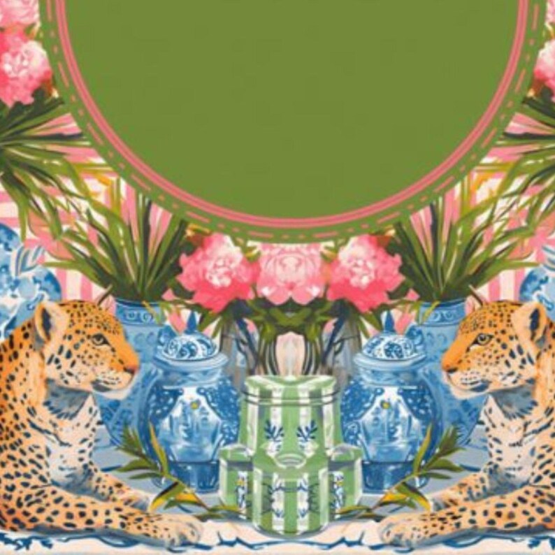 Puede incluir: Un dise&ntilde;o decorativo con dos leopardos con manchas naranjas y negras, flanqueando jarrones azules y blancos, flores rosas y plantas verdes. Un objeto a rayas verdes y blancas est&aacute; centrado, con un c&iacute;rculo verde en la parte superior.