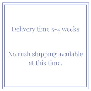 K&ouml;nnte beinhalten: Eine quadratische Grafik mit einem hellvioletten Rand auf wei&szlig;em Hintergrund. Der Text in Hellviolett lautet: Delivery time 3-4 weeks. No rush shipping available at this time. Das Design ist schlicht, sauber und verwendet eine Serifenschrift.