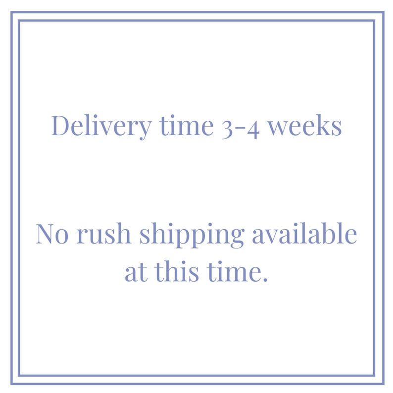 K&ouml;nnte beinhalten: Eine quadratische Grafik mit einem hellvioletten Rand auf wei&szlig;em Hintergrund. Der Text in Hellviolett lautet: Delivery time 3-4 weeks. No rush shipping available at this time. Das Design ist schlicht, sauber und verwendet eine Serifenschrift.