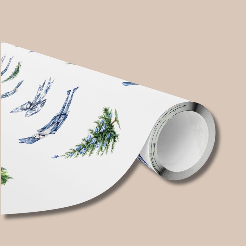 Puede incluir: Un rollo de papel de regalo blanco con un patr&oacute;n repetitivo de figuras de cascanueces azules y blancas y pinos verdes decorados con adornos azules. El papel est&aacute; parcialmente desenrollado, mostrando el n&uacute;cleo cil&iacute;ndrico a la derecha.