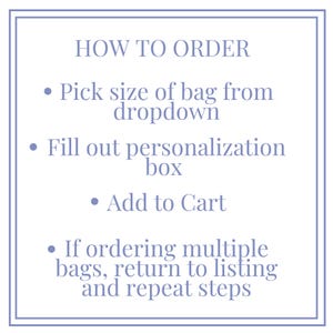 Op de afbeelding: Een vierkante instructieafbeelding met een lichtpaarse rand en de tekst: HOW TO ORDER. Pick size of bag from dropdown. Fill out personalization box. Add to Cart. If ordering multiple bags, return to listing and repeat steps.