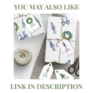 Puede incluir: Papel de regalo blanco con un patr&oacute;n de cascanueces azul y blanco y coronas verdes, atado con cordel marr&oacute;n. Incluye etiquetas de regalo blancas con ilustraciones a juego de cascanueces, coronas y &aacute;rboles de Navidad, impresas con Merry Christmas.