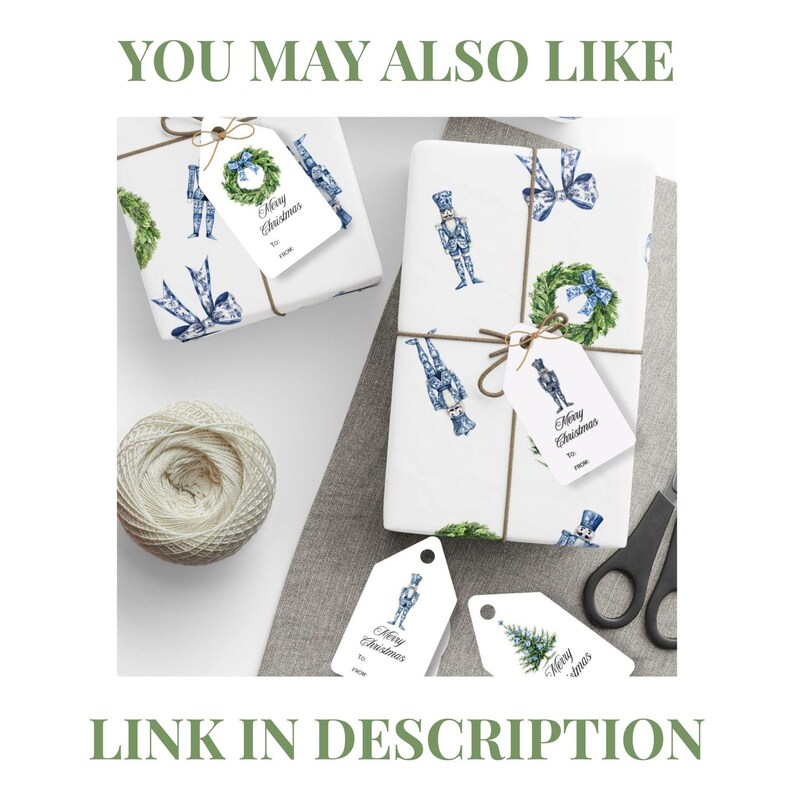 Puede incluir: Papel de regalo blanco con un patr&oacute;n de cascanueces azul y blanco y coronas verdes, atado con cordel marr&oacute;n. Incluye etiquetas de regalo blancas con ilustraciones a juego de cascanueces, coronas y &aacute;rboles de Navidad, impresas con Merry Christmas.