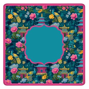 Op de afbeelding: Een vierkante mat met een donkergroenblauwe achtergrond met een herhalend patroon van blauwe en gele pauwen, roze pioenrozen en blauwe pagodes. De mat heeft een effen roze rand en een groot, centraal, geschulpt kader in groenblauw.