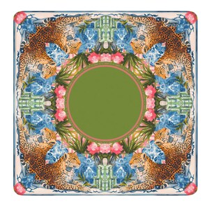 Puede incluir: Pa&ntilde;uelo cuadrado con un dise&ntilde;o vibrante con leopardos, jarrones azules, flores rosas y follaje verde. El centro tiene un c&iacute;rculo verde con un borde rosa. El pa&ntilde;uelo tiene un fondo crema y un borde azul.