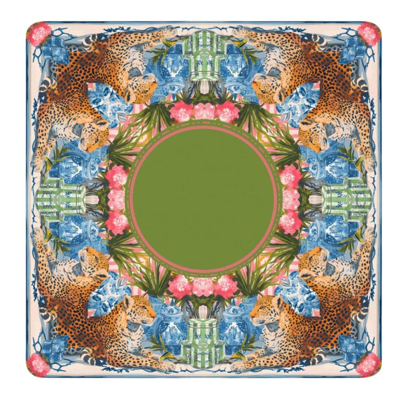 Puede incluir: Pa&ntilde;uelo cuadrado con un dise&ntilde;o vibrante con leopardos, jarrones azules, flores rosas y follaje verde. El centro tiene un c&iacute;rculo verde con un borde rosa. El pa&ntilde;uelo tiene un fondo crema y un borde azul.