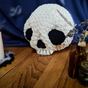 Gehaakte schedel | Schedel knuffel | Gehaakte knuffel | Halloween knuffel | Halloweenspeelgoed | Schedel speelgoed