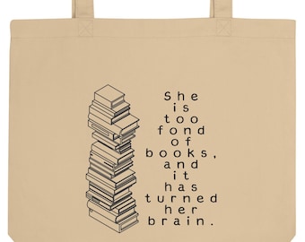 以下が含まれることがあります： ベージュのトートバッグに、黒い本の積み重ねのイラストと「She is too fond of books, and it has turned her brain.」というテキストが書かれています。