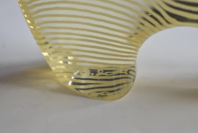 K&ouml;nnte beinhalten: Eine gelbe Glassch&uuml;ssel mit einem gestreiften Muster. Die Sch&uuml;ssel ist klar und hat eine strukturierte Oberfl&auml;che.