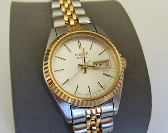 Montre Pulsar pour femme bicolore avec date et jour Montre-bracelet vintage à quartz pour femme dorée avec pile neuve