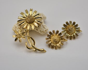 Boucher Daisy Flower Brosche und Ohrringe Set in Gold Ton Marcel Boucher Vintage Brosche Ohrringe Set